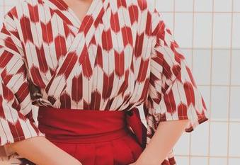 GIRLT果团网 – 裴希西的私拍，黑色如此低调又强烈。