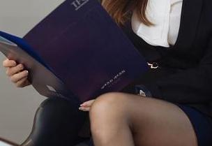 HuaYang花漾 – 图集中的艾栗栗栗栗栗栗吖，穿着校服就像是校园里的小精灵，不经意间就萌翻了
