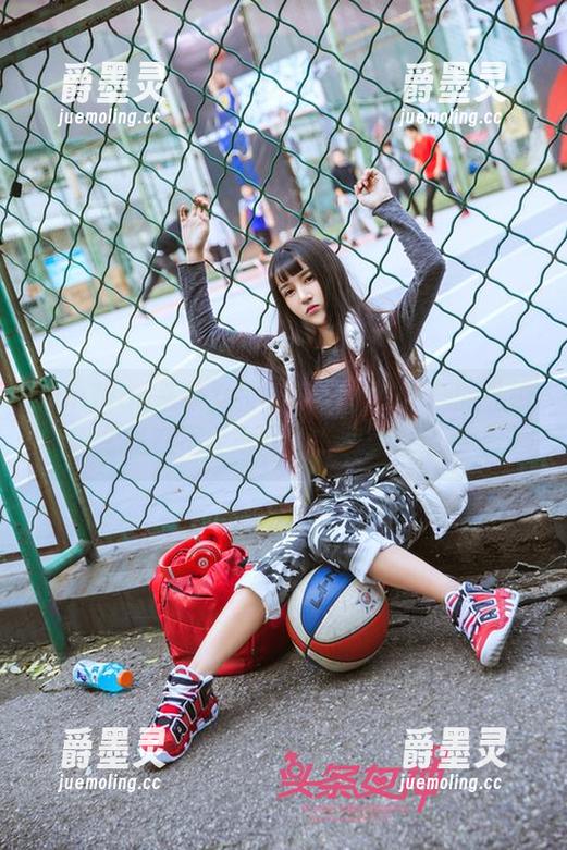 TouTiao头条女神 - 李菲儿与长腿的私拍，总是在不经意间戳中我的某个点。