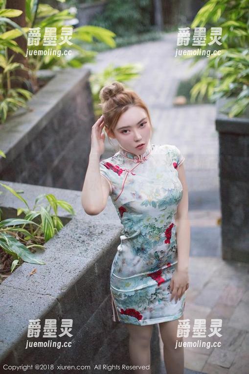 Xiuren秀人网 - 分享轩轩王子泳池图集，有种意外的水中灵动，美得让人不想移开目光。