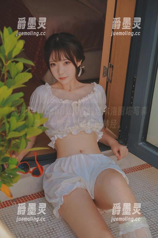 只想说，fushii_海堂的这本洛丽塔写真集，一定会晃动你的神经。