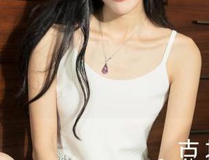 克拉女神 – 来看看芊芊的制服美图，保证你忍不住想分享给好友！
