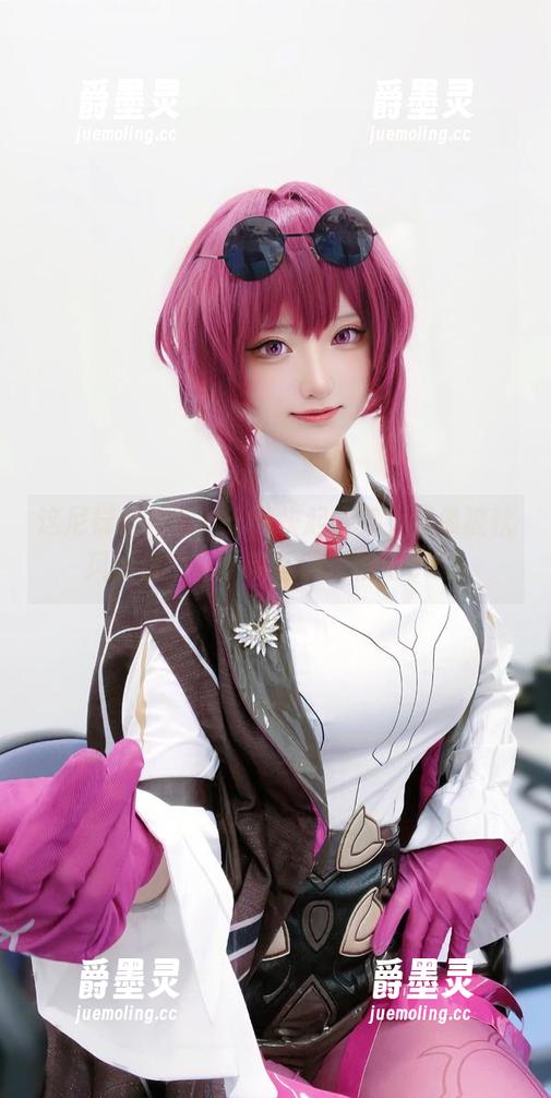 这尼禄红礼服，千阳快起床穿上就像被秋风叫停一样，精选照片很nice。