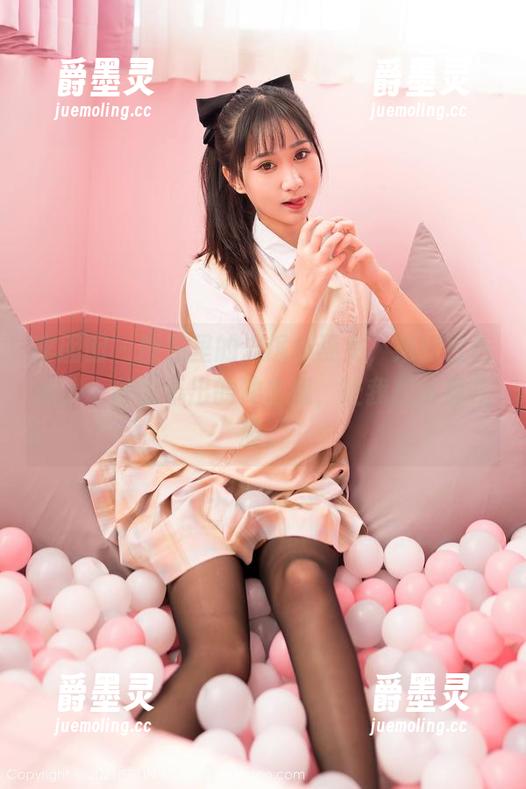 嗲囡囡 - 图包里的流氓小巫女，她的白色给人一种说不出的冲击感，让我想多看几遍。