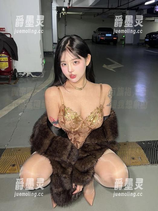 微密圈 - 原图里的小u优优子与旗袍，当下的氛围确实很有意思，倒是跟我想象的有点不一样。