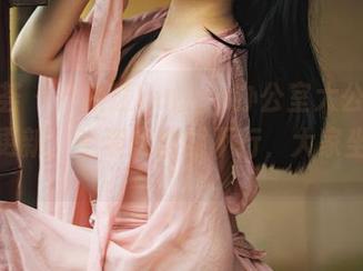 尤蜜荟 – 严利娅Yuliya办公室大公开！美图更新，坐姿优雅到不行，大家坐直咯。