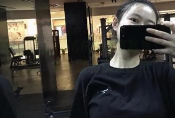 微密圈 – 左公子666的高清写真：空乘女友，家中就能优雅出击