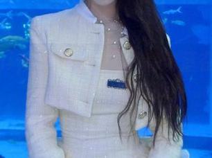 怡子yiii，妆成冰公主，高清落在眼里，真想给她个冰淇淋。