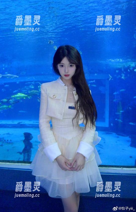 怡子yiii，妆成冰公主，高清落在眼里，真想给她个冰淇淋。