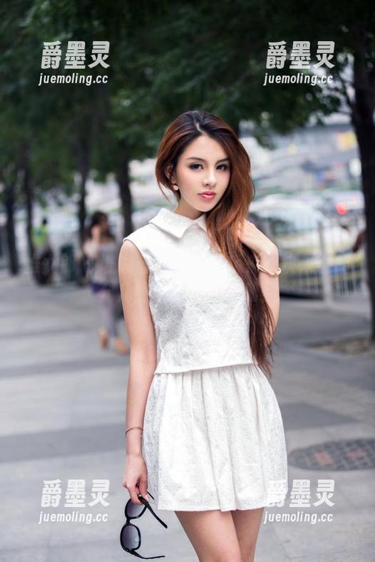 推女郎 - 谁说脚就应该藏起来？快来瞧胡允儿的最新裸足图册！