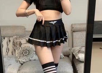 微密圈 – 看提袜少女吊带的写真，真觉得网盘要被她塞满了！