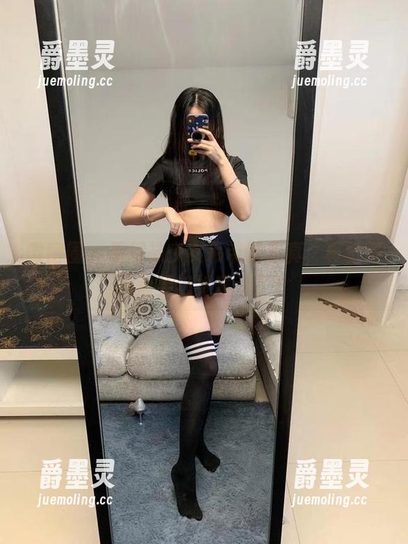 微密圈 - 看提袜少女吊带的写真，真觉得网盘要被她塞满了！
