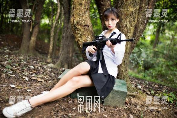果团网 - 王语纯的套装写真全集：这情绪太复杂，戳我心！