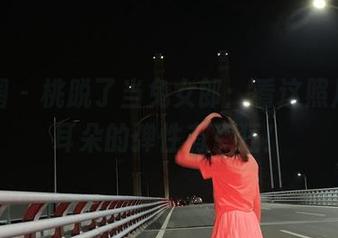 微密圈 – 桃脱了当兔女郎：看这照片，兔耳朵的弹性有点狂！