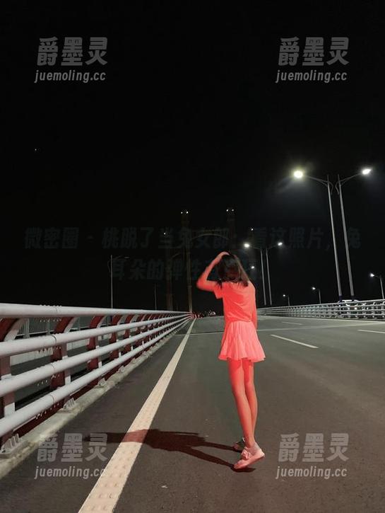 微密圈 - 桃脱了当兔女郎：看这照片，兔耳朵的弹性有点狂！