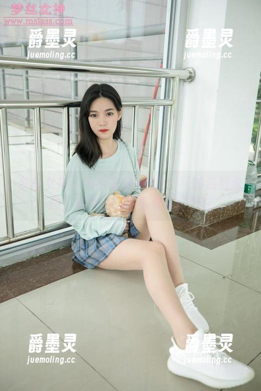 梦丝女神 - 为毛衣打call！玥玥的系列套图，看她在这件毛衣里的随性