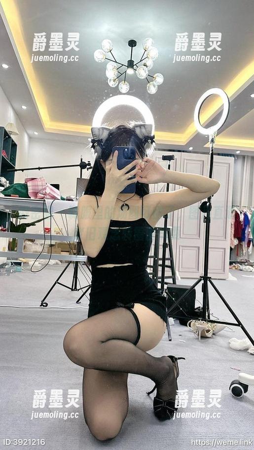 微密圈 - 制服里的汤圆可甜了，图片直逼老旧观念转圈圈玩耍