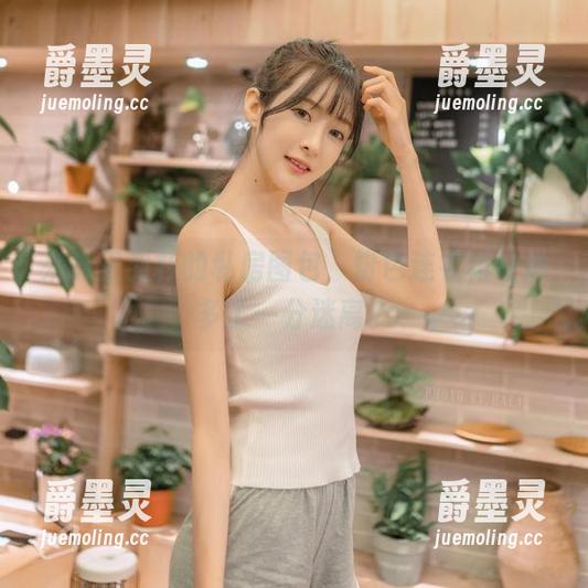 来瞧王羽杉的私房图包，粉色连衣裙让她多了一分迷离。