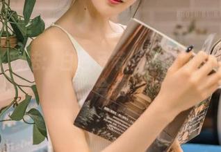 王羽杉戏法：白色吊带与奇思妙想的COS合集