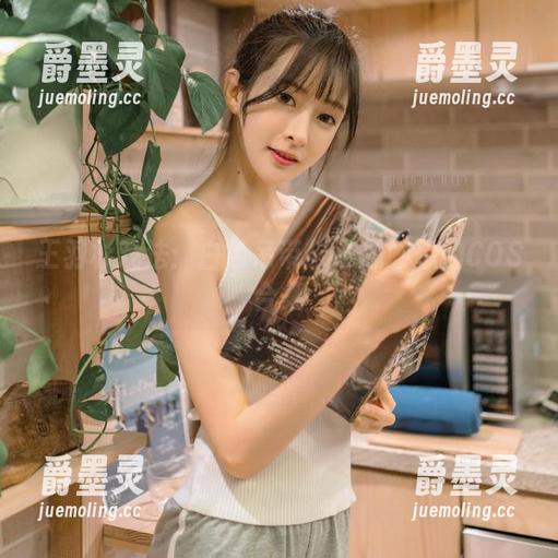 王羽杉戏法：白色吊带与奇思妙想的COS合集