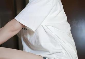 微密圈 – 写真挑战：在白龙猫女的黑丝黑靴下拼一拼？