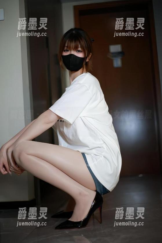 微密圈 - 写真挑战：在白龙猫女的黑丝黑靴下拼一拼？