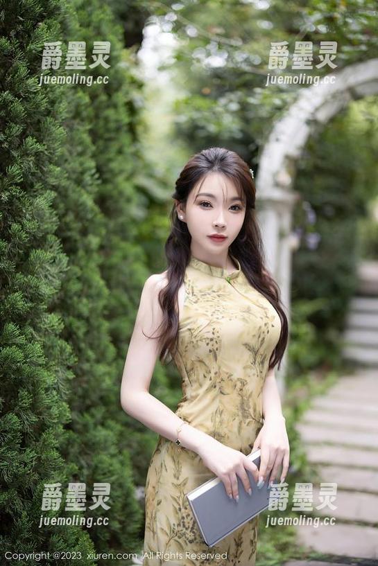 秀人网 - 白衬衫的魔力：优酱在原图中的小动作特别撩
