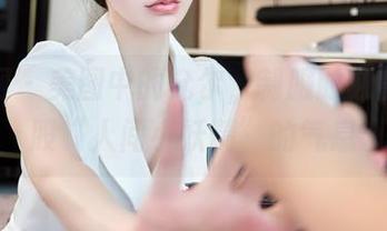 秀人网 – 美图中的允尔，制服时刻散发一股“人间小妖精”的气息