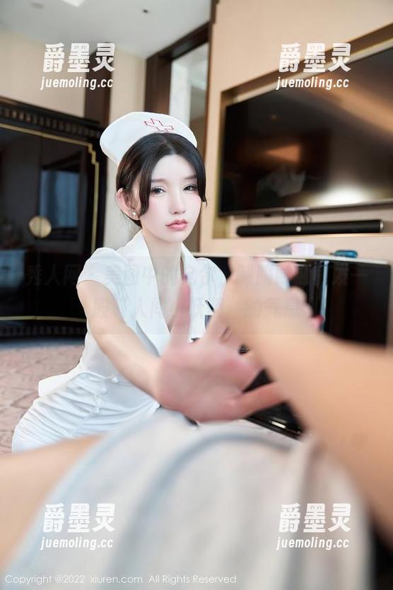 秀人网 - 美图中的允尔，制服时刻散发一股“人间小妖精”的气息