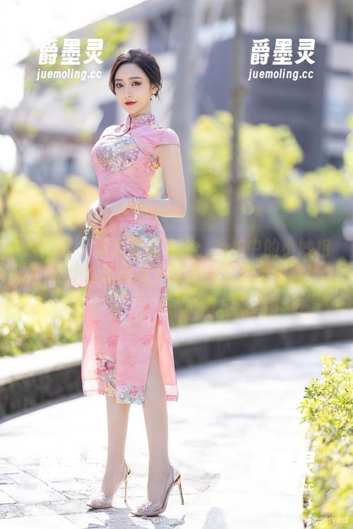 秀人网 - 温柔如刘婷婷：私拍中的小妙招，让你在试图蹲下时不小心成了模特！