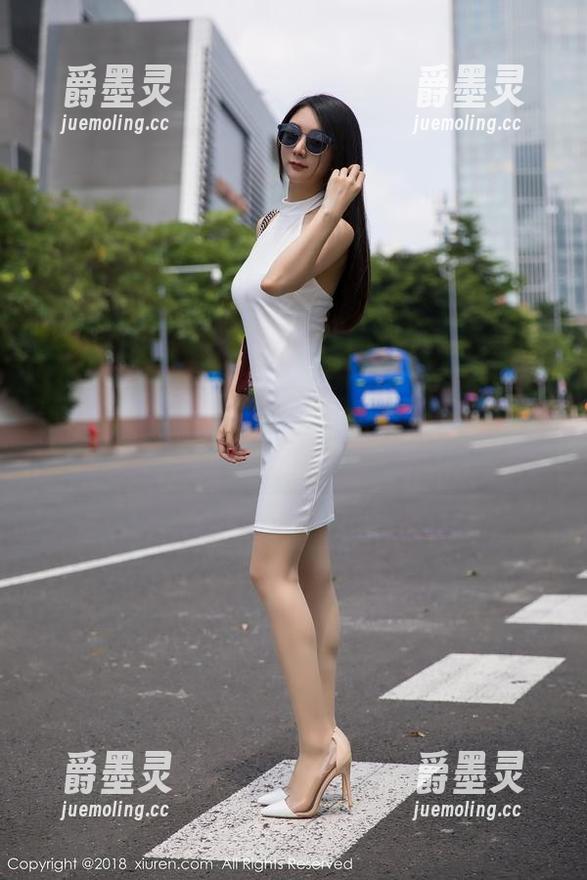 秀人网 - 校服图集：看奶油妹妹如何让这衣服变得比课本还引人注意！