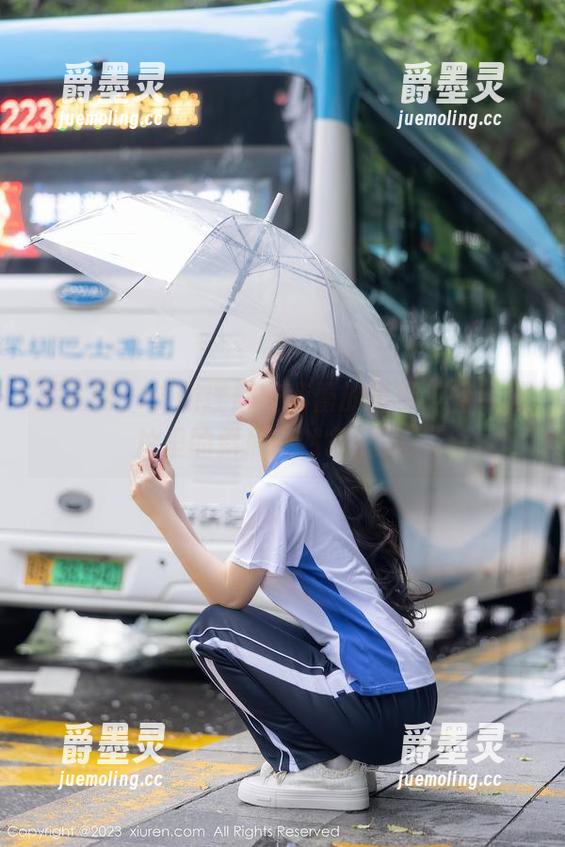 秀人网 - 试图理解安沛蕾的吊带选择，图片里的斜肩果然很洗眼。