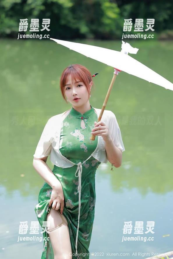 秀人网 - 原图大揭秘，王雅姗是我的双人秀，偷瞄到的微妙互动。