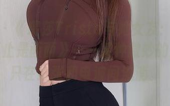 秀人网 – 《瑞莎Trista与她女友：写真带来的不止是画面》——某种微妙的感觉，只在纸张和电波间流淌。