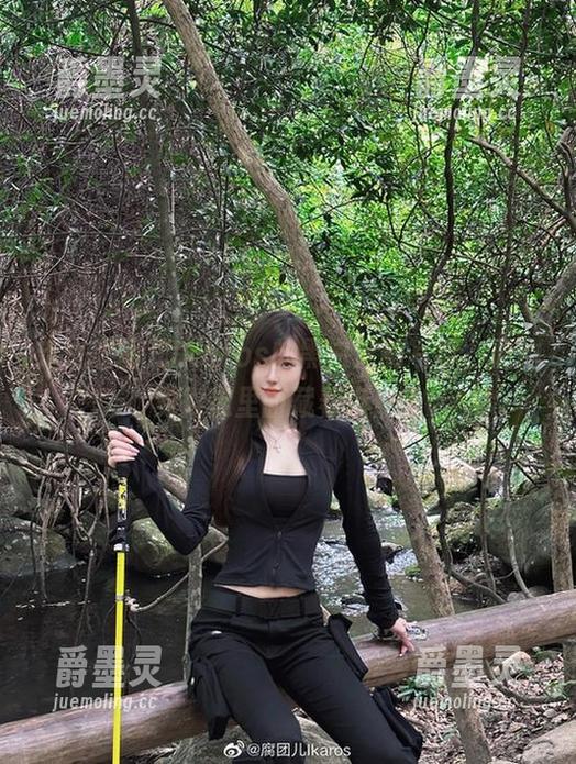 走进腐团儿Ikaros的黑白定制写真，隐约觉得这里面藏着点什么