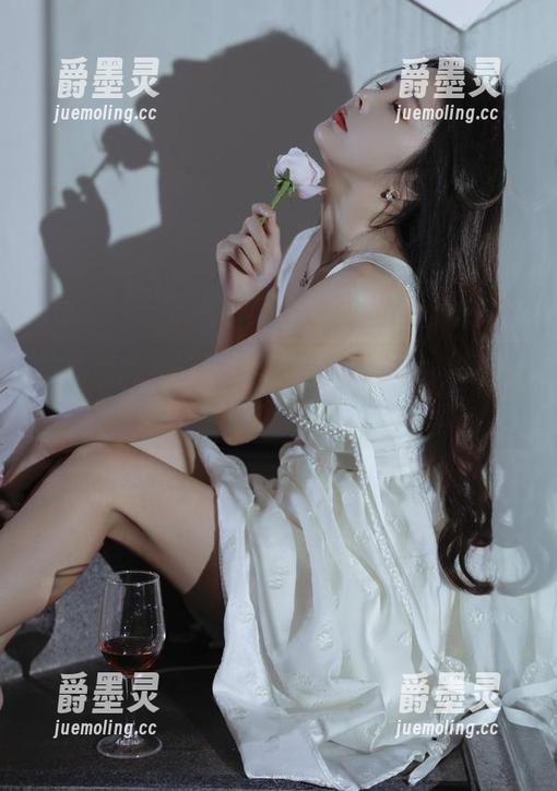苏嫣嫣阿姨的最新写真，女仆装也是可以非主流的嘛