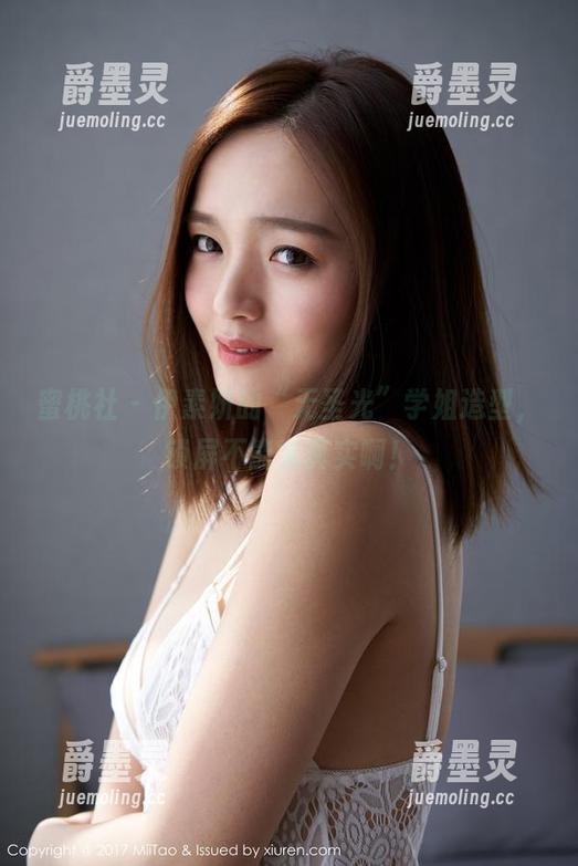 蜜桃社 - 伊素妍的“无圣光”学姐造型，锁屏不能太真实啊！