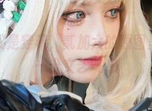 校服不仅是穿着，贰加六的原图里更添了一份文艺气息