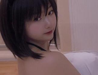 最近真香！青水百合子的圣诞写真更新，拍得好看让人吃了不少糖。