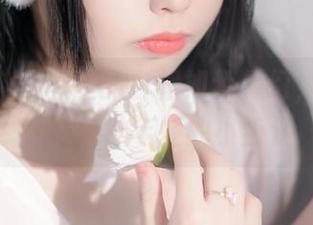 香川澪，原图里的白裙如梦似幻，不过小细节有种年轻的小叛逆
