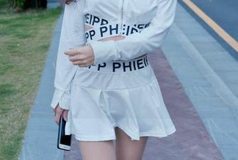 魔镜街拍 – 最近图库更新了，婷婷的穿搭好像在说：白色和黑丝才是绝配哦！