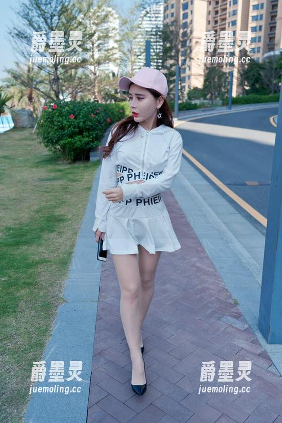 魔镜街拍 - 最近图库更新了，婷婷的穿搭好像在说：白色和黑丝才是绝配哦！