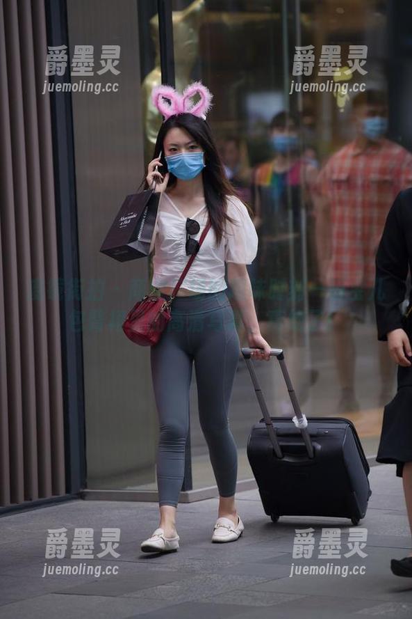 魔镜街拍 - 商业广场的趣味时刻—萌宝儿包臀裙里的高清写真，真绝了！
