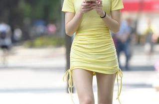魔镜街拍：黑色皮裤与美女的绝配，像巧克力和花生酱一样，图片更新无法抵挡！