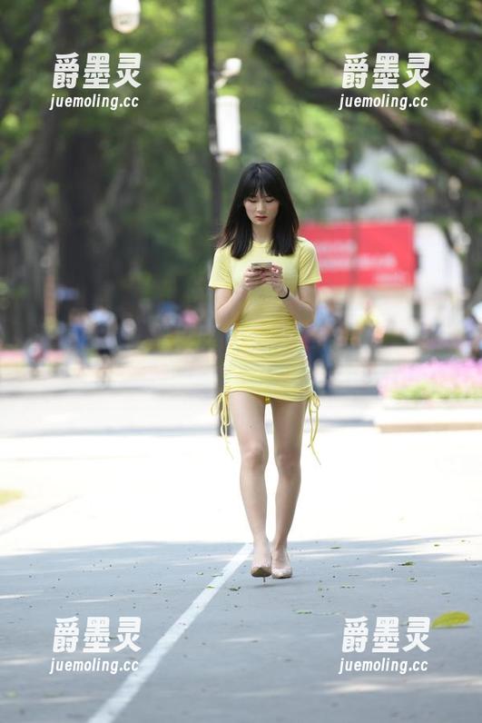魔镜街拍：黑色皮裤与美女的绝配，像巧克力和花生酱一样，图片更新无法抵挡！