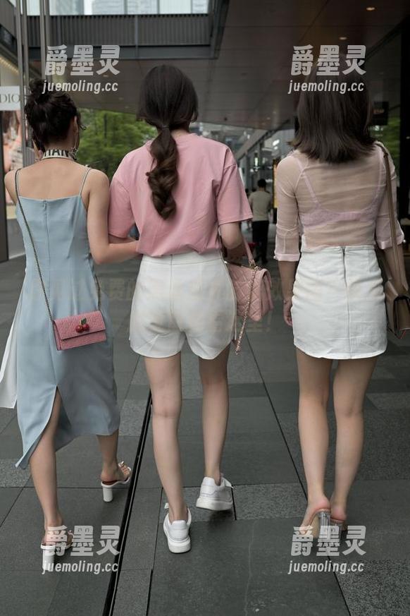 你见过免费的黑丝连衣长裙效果图？快来魔镜街拍看这里！