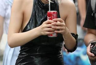 魔镜街拍特辑：可爱的短裙小姐姐分享，短暂却甜蜜的夏天